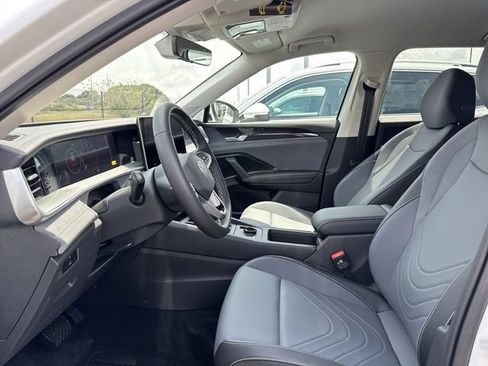 Used 2025 Volkswagen Tiguan SE FWD image 11