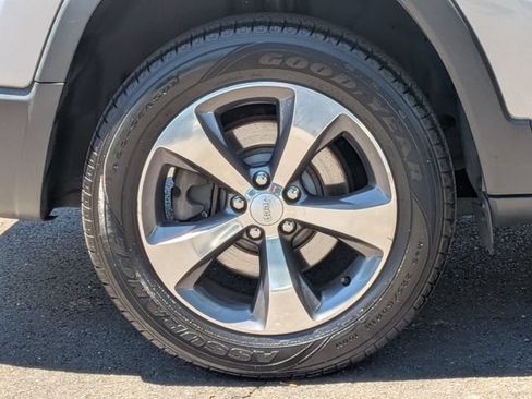 Certified 2019 Jeep Cherokee Limited AWD/4WD image 38