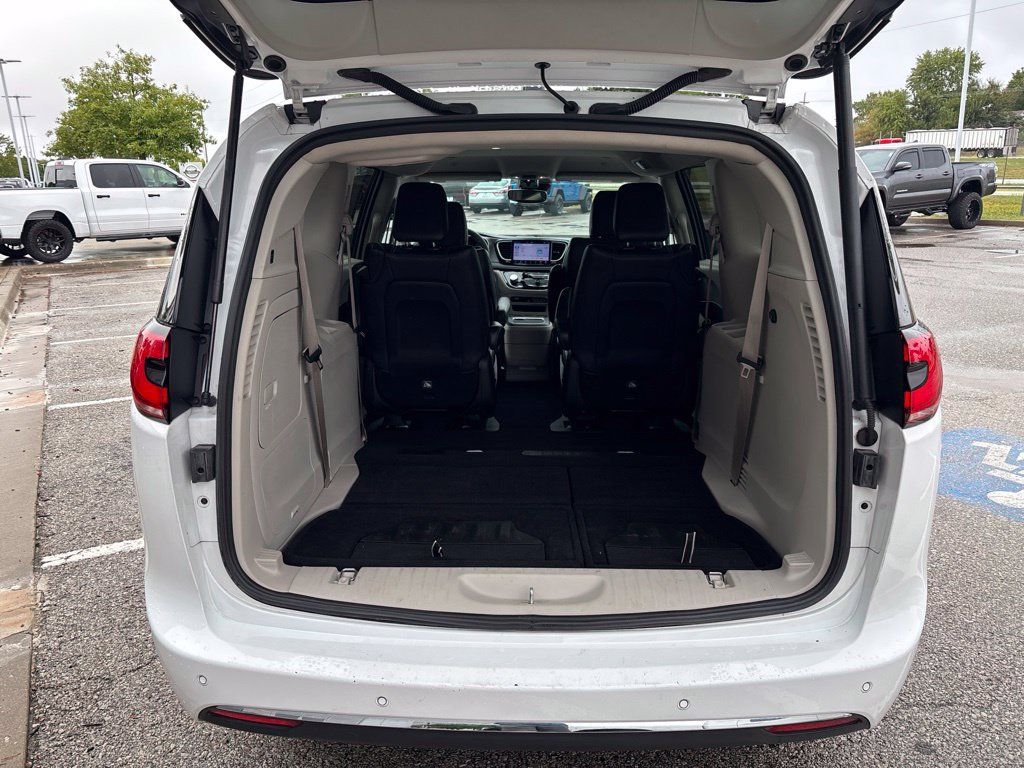 Used 2024 Chrysler Pacifica Limited FWD image 11