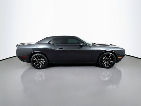 Used 2016 Dodge Challenger SXT image 6