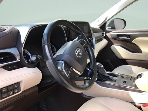 Certified 2021 Toyota Highlander Platinum AWD/4WD image 17