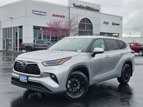 Used 2022 Toyota Highlander LE AWD/4WD image 2