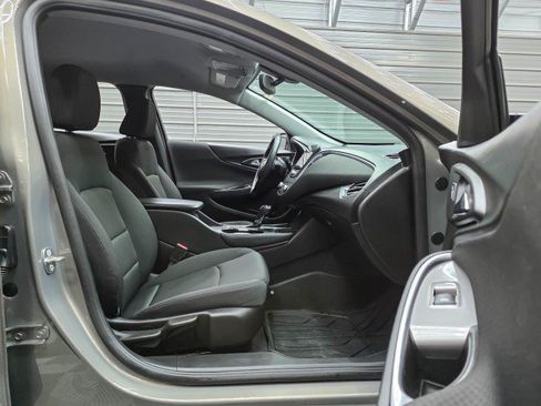 Used 2017 Chevrolet Malibu LT FWD image 15