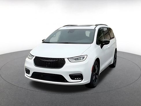 Used 2025 Chrysler Pacifica Limited FWD image 6