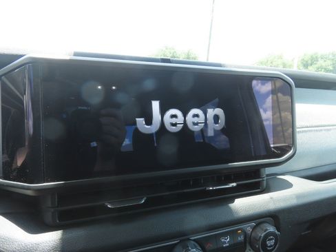 Used 2024 Jeep Gladiator Sport AWD/4WD image 30