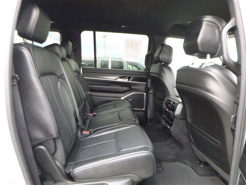 Used 2023 Jeep Wagoneer L Series II AWD/4WD image 11