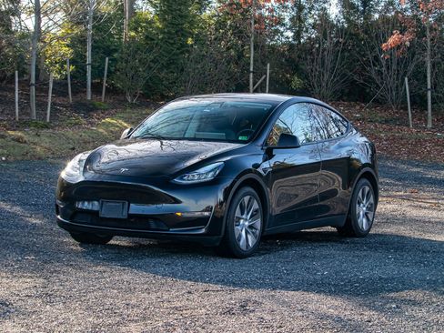 Used 2022 Tesla Model Y Long Range image 1