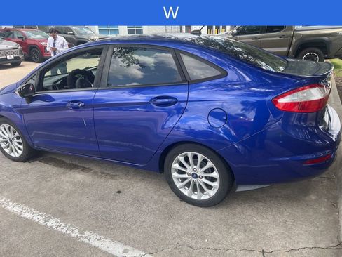 Used 2014 Ford Fiesta SE w/ Equipment Group 201A FWD image 2