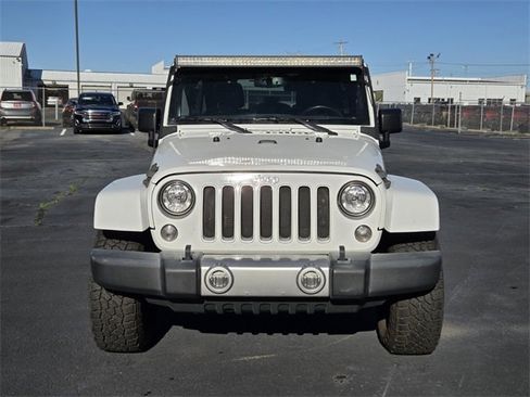 Used 2017 Jeep Wrangler Unlimited Sahara w/ Connectivity Group image 13