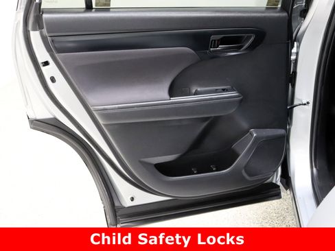 Certified 2023 Toyota Highlander LE image 26