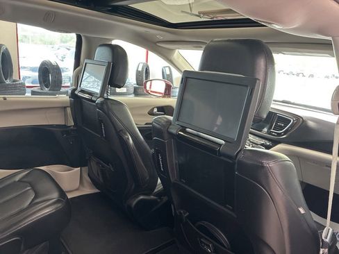 Used 2018 Chrysler Pacifica Touring-L Plus FWD image 36