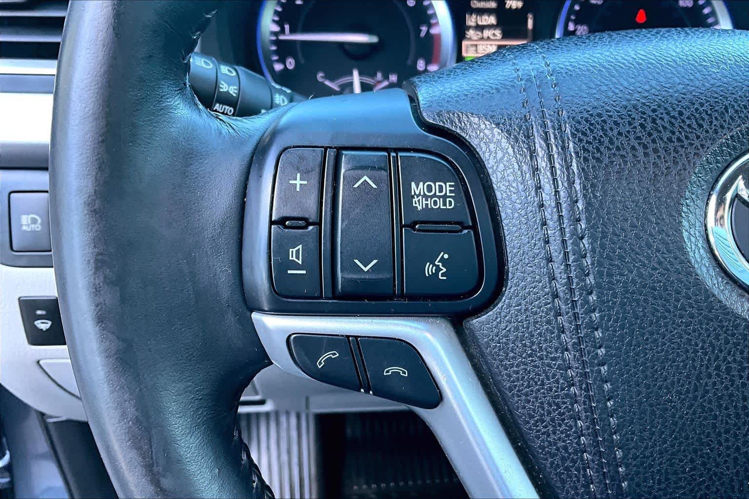 Used 2018 Toyota Highlander XLE AWD/4WD image 23