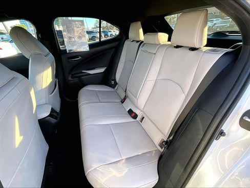 Used 2023 Lexus UX 250h FWD image 18