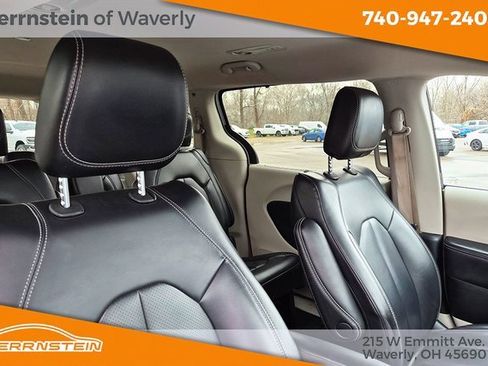 Used 2023 Chrysler Pacifica Touring-L image 30