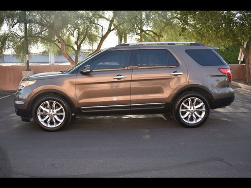 Used 2015 Ford Explorer XLT w/ Equipment Group 202A FWD image 4
