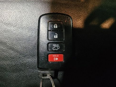 Used 2019 Toyota Highlander XLE image 32