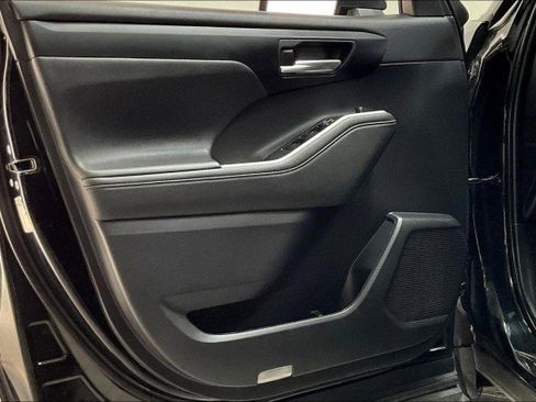 Used 2021 Toyota Highlander XLE image 23