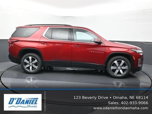 Used 2022 Chevrolet Traverse LT w/ LT Premium Package AWD/4WD image 7