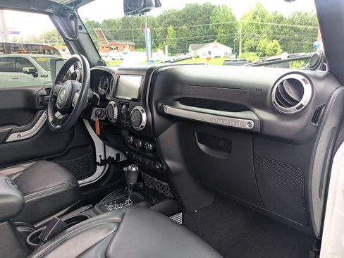 Used 2014 Jeep Wrangler Unlimited Sahara w/ Connectivity Group AWD/4WD image 25