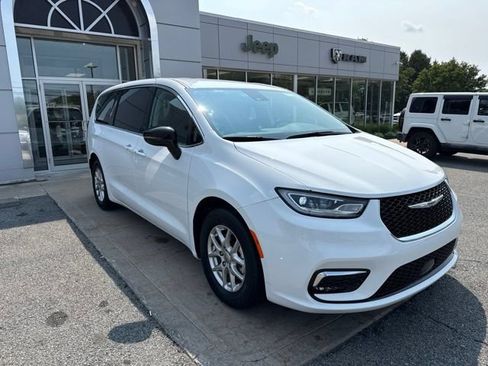 Certified 2024 Chrysler Pacifica Touring-L FWD image 12