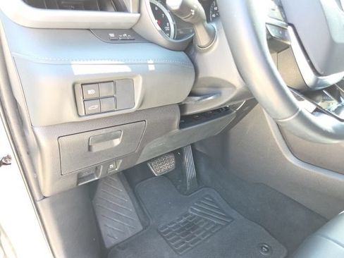 Used 2021 Toyota Highlander XLE AWD/4WD image 34