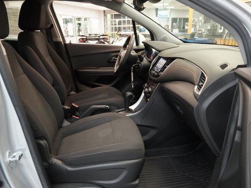 Used 2021 Chevrolet Trax LS image 31