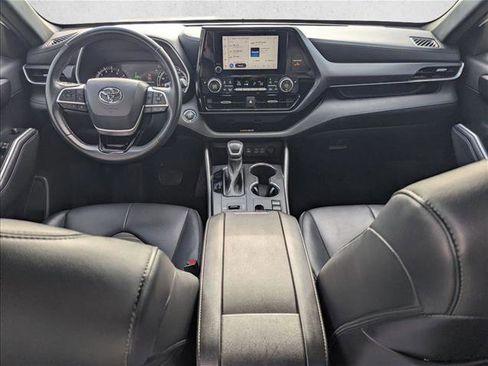 Used 2023 Toyota Highlander XSE FWD image 16