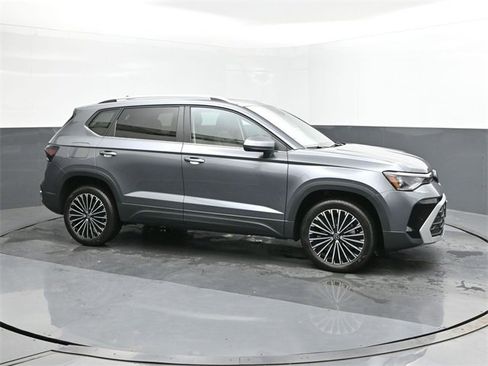 Used 2025 Volkswagen Taos SE w/ Panoramic Sunroof Package image 17