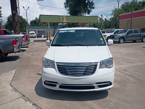 Used 2016 Chrysler Town & Country Touring FWD image 29