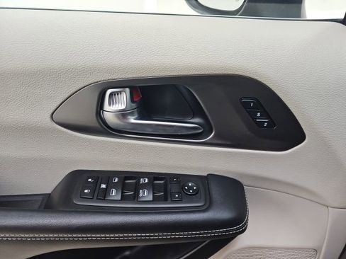 Used 2023 Chrysler Pacifica Touring-L image 28