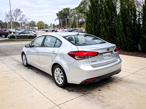 Used 2017 Kia Forte LX w/ LX Popular Package image 7