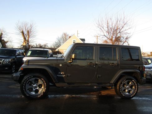 Used 2017 Jeep Wrangler Unlimited Sahara w/ Connectivity Group image 4