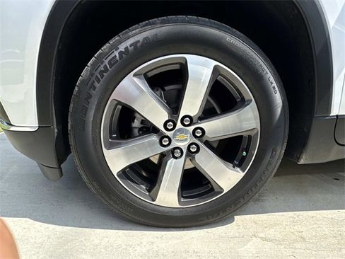 Used 2021 Chevrolet Traverse LT w/ LT Premium Package image 4