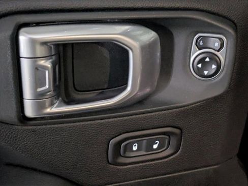 Used 2020 Jeep Wrangler Unlimited Sahara image 17