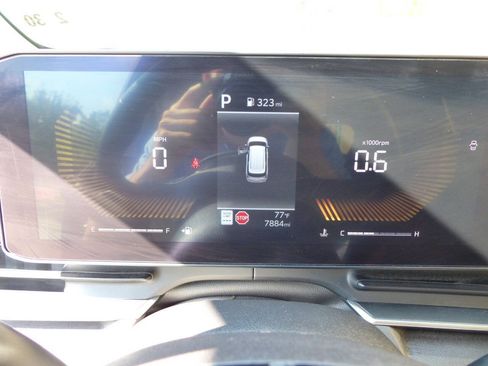 Used 2025 Kia Carnival EX FWD image 28