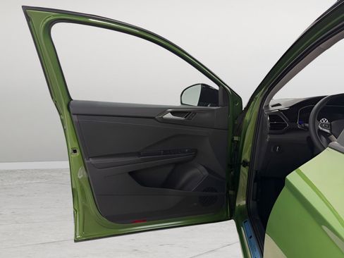 New 2025 Volkswagen Taos SE image 19