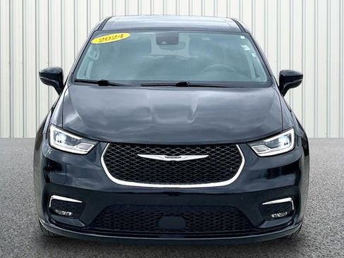 Used 2024 Chrysler Pacifica Touring-L image 3