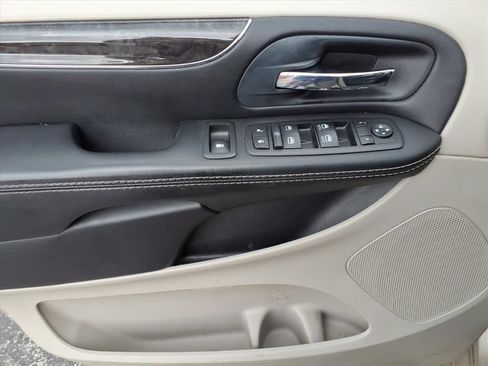 Used 2015 Chrysler Town & Country Touring w/ Driver Convenience Group FWD image 6