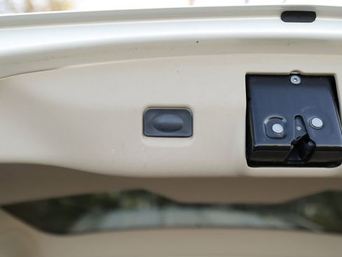 Used 2006 Cadillac SRX w/ Seating Package image 28