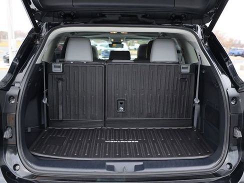 Used 2021 Toyota Highlander XLE image 10