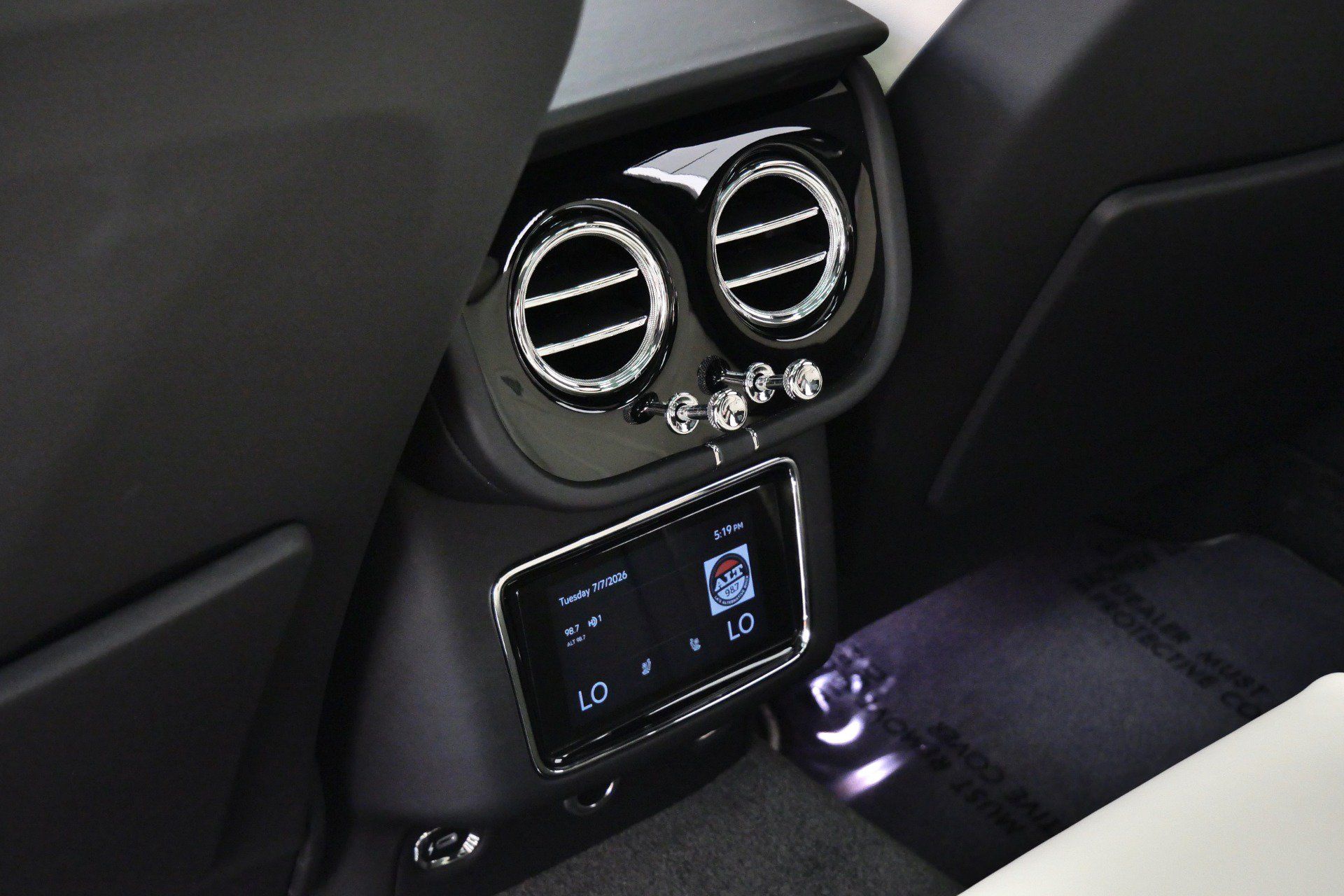 Used 2023 Bentley Bentayga AWD/4WD image 32