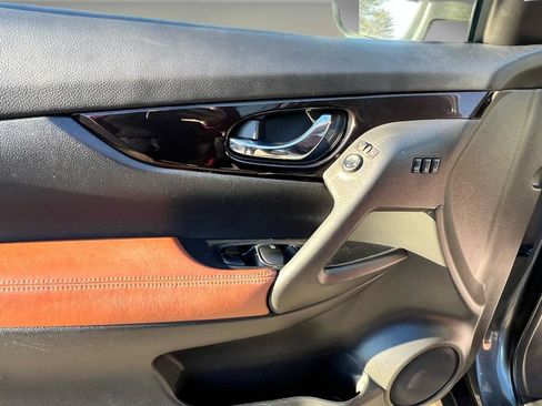 Used 2019 Nissan Rogue SL w/ Premium Package image 9