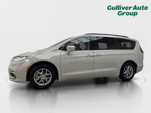 Used 2021 Chrysler Pacifica Touring FWD image 2