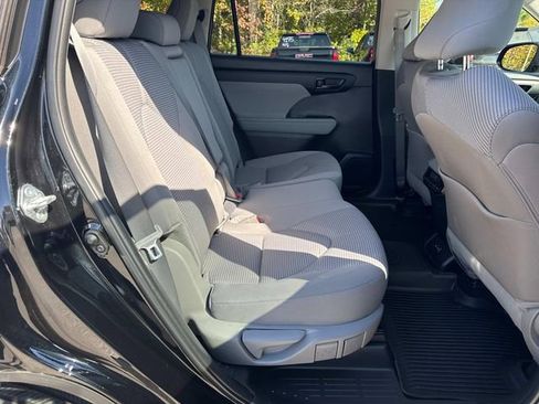Used 2024 Toyota Highlander LE image 23