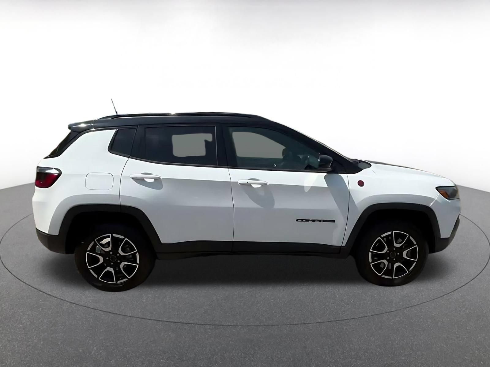 Used 2025 Jeep Compass Trailhawk AWD/4WD image 15