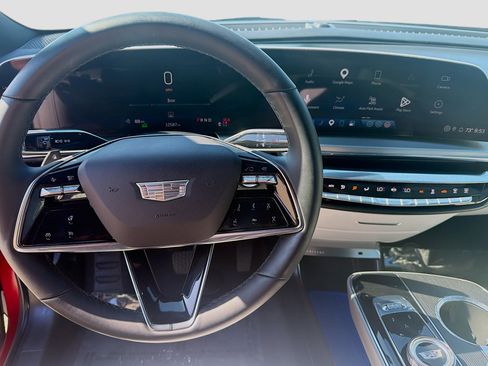 Used 2024 Cadillac Lyriq Luxury RWD image 10