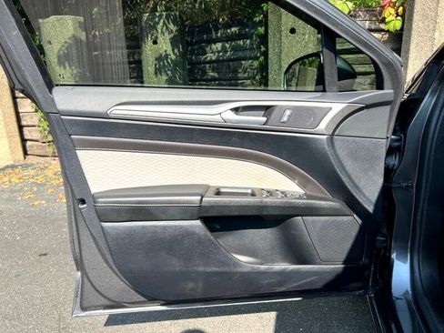 Used 2020 Ford Fusion SE w/ Equipment Group 151A image 18