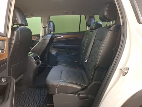 Used 2024 Volkswagen Atlas SE w/ Black Wheel Package FWD image 11