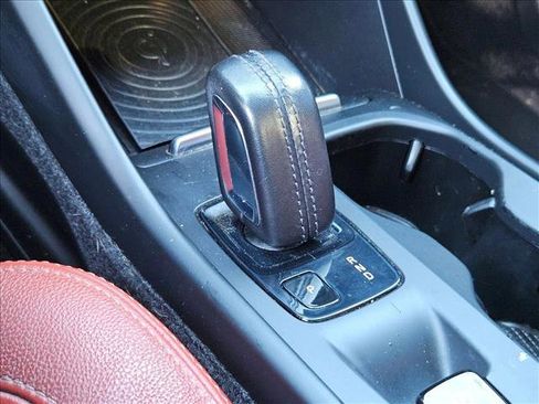 Used 2019 Volvo XC40 T5 Momentum image 10