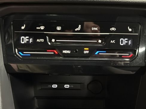 Certified 2025 Volkswagen Taos SE image 27